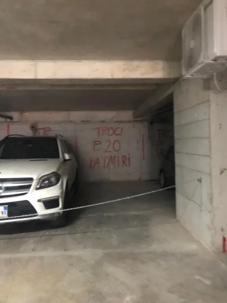 Jepen me qira 2 garazhe përballë Raiffeisen Bank, në Kamëz, tek pallati i ri, sapo përfunduar