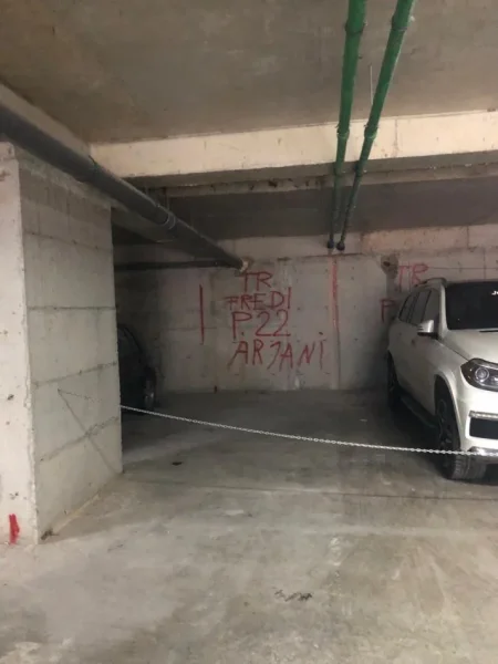 Jepen me qira 2 garazhe përballë Raiffeisen Bank, në Kamëz, tek pallati i ri, sapo përfunduar