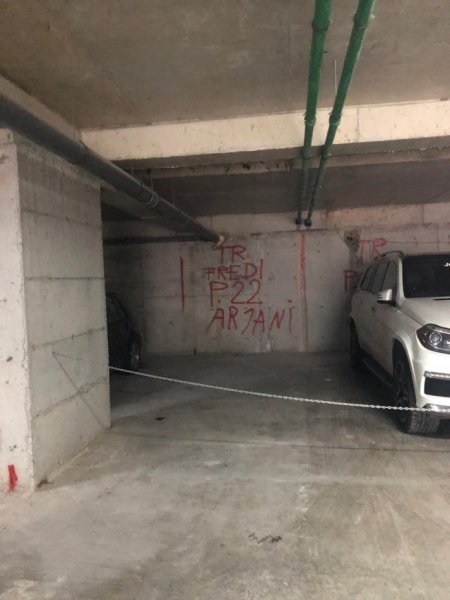 Jepen me qira 2 garazhe përballë Raiffeisen Bank, në Kamëz, tek pallati i ri, sapo përfunduar