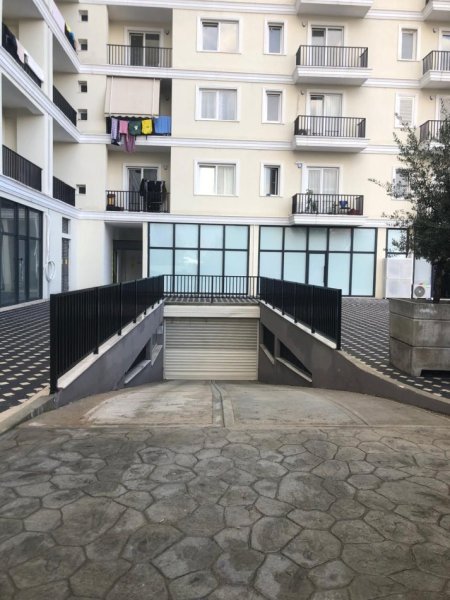 Jepen me qira 2 garazhe përballë Raiffeisen Bank, në Kamëz, tek pallati i ri, sapo përfunduar