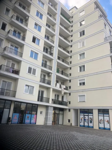 Jepen me qira 2 garazhe përballë Raiffeisen Bank, në Kamëz, tek pallati i ri, sapo përfunduar