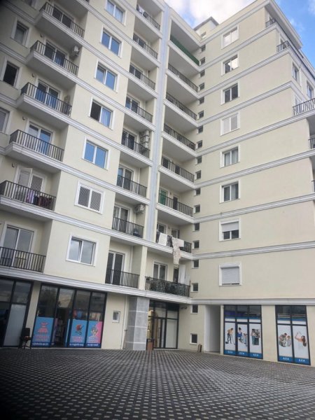 Jepen me qira 2 garazhe përballë Raiffeisen Bank, në Kamëz, tek pallati i ri, sapo përfunduar