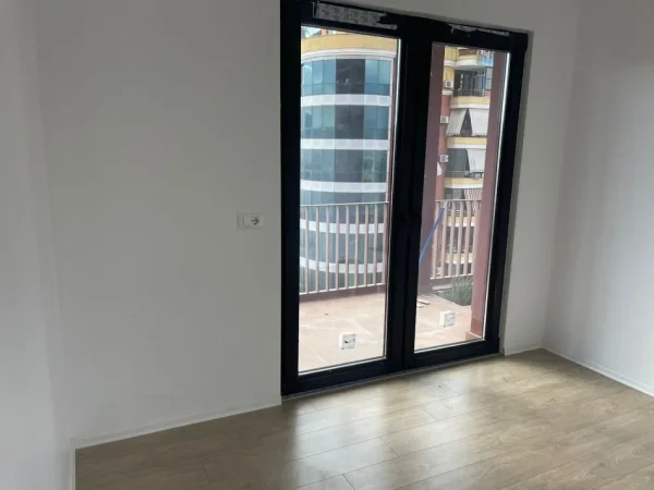 Tirane, jepet me qera apartament 2+1 Kati 4, 127 m² 850 € (GARDEN BUILDING RRUGA KAVAJES)