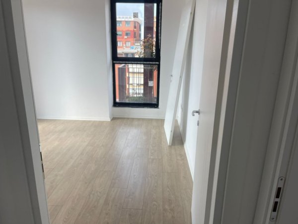 Tirane, jepet me qera apartament 2+1 Kati 4, 127 m² 850 € (GARDEN BUILDING RRUGA KAVAJES)