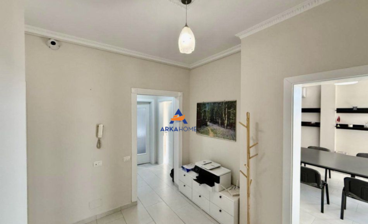 Tirane, jepet me qera ambjent biznesi Kati 1, 150 m² 650 € 