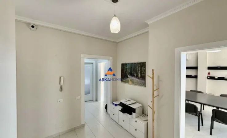 Tirane, jepet me qera ambjent biznesi Kati 1, 150 m² 650 € 