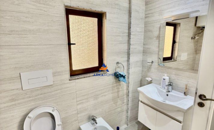 Tirane, jepet me qera ambjent biznesi Kati 1, 150 m² 650 € 