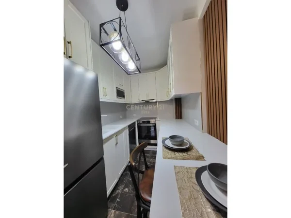 Tirane, jepet me qera apartament 1+1 Kati 8, 70 m² 800 € (Rruga e Durresit)