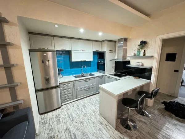 Tirane, jepet me qera apartament 2+1 Kati 9, 130 m² 600 € 