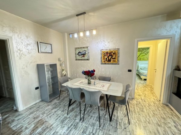 Tirane, jepet me qera apartament 2+1 Kati 9, 130 m² 600 € 