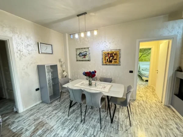 Tirane, jepet me qera apartament 2+1 Kati 9, 130 m² 600 € 