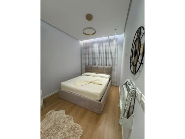 Tirane, jepet me qera apartament 2+1+Ballkon Kati 4, 75 m² 1.000 € (Zogu i Zi)