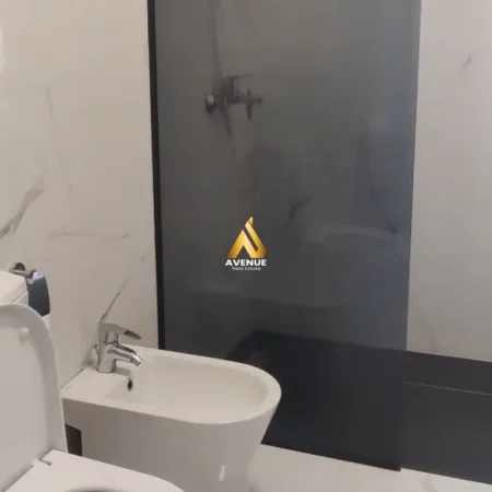 Tirane, jepet me qera apartament 2+1+Ballkon Kati 8, 95 m² 780 € (nikolla tupe)