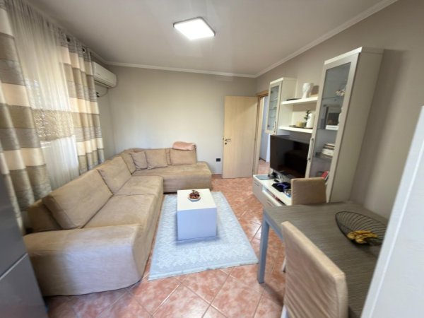 Tirane, jepet me qera apartament 2+1 Kati 2, 500 € 