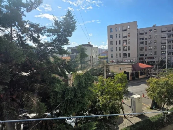 Tirane, jepet me qera ambjent biznesi Kati 1, 89 m² 142 € (YZBERISH)