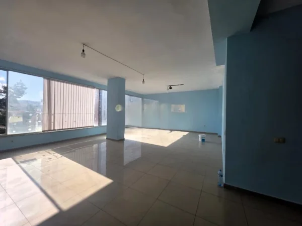 Tirane, jepet me qera ambjent biznesi Kati 1, 89 m² 142 € (YZBERISH)