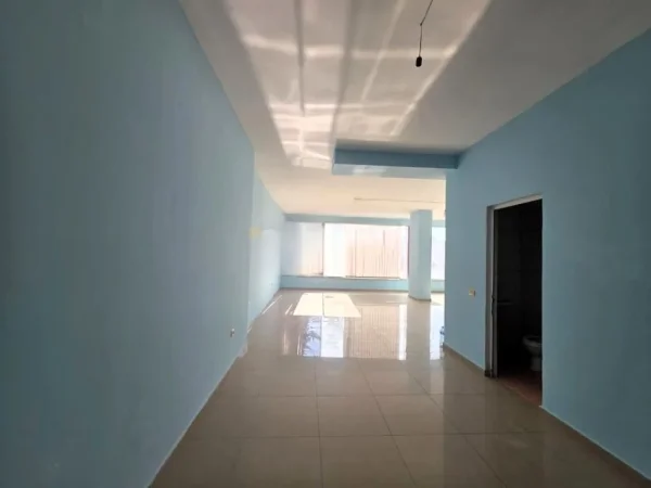 Tirane, jepet me qera ambjent biznesi Kati 1, 89 m² 142 € (YZBERISH)
