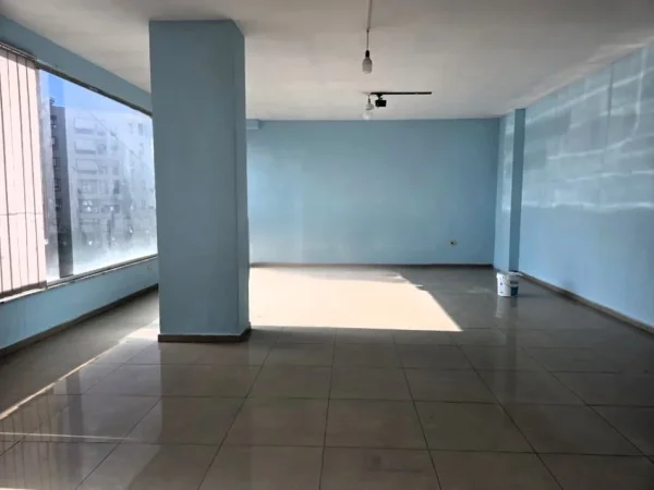 Tirane, jepet me qera ambjent biznesi Kati 1, 89 m² 142 € (YZBERISH)