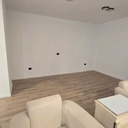 Tirane, jepet me qera zyre Kati 2, 107 m² 1.200 € (Rr. Myslym Shyri te Albtelecom)