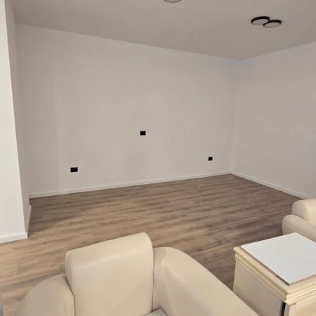 Tirane, jepet me qera zyre Kati 2, 107 m² 1.200 € (Rr. Myslym Shyri te Albtelecom)