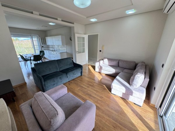 Tirane, jepet me qera apartament 3+1 , 1.700 € 