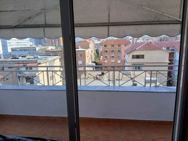 Tirane, jepet me qera apartament 2+1+Ballkon Kati 5, 76 m² 550 € (Rr. Karl Gega te Stc. i Trenit)