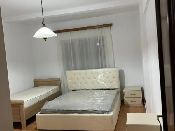 Tirane, jepet me qera apartament 2+1+Ballkon Kati 5, 76 m² 550 € (Rr. Karl Gega te Stc. i Trenit)