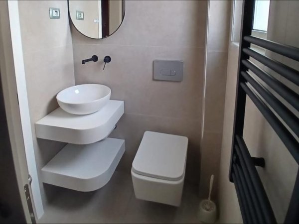 Tirane, jepet me qera apartament 2+1+Ballkon Kati 5, 76 m² 550 € (Rr. Karl Gega te Stc. i Trenit)