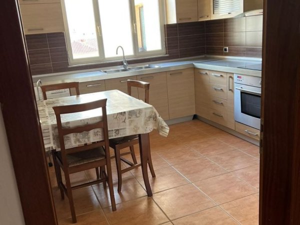 Tirane, jepet me qera apartament 2+1+Ballkon Kati 5, 76 m² 550 € (Rr. Karl Gega te Stc. i Trenit)