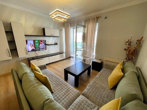 Tirane, jepet me qera apartament 3+1 Kati 4, 130 m² 1.200 € (Liqeni i Thatë)
