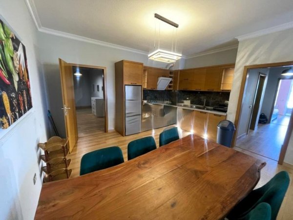 Tirane, jepet me qera apartament 3+1 Kati 4, 130 m² 1.200 € (Liqeni i Thatë)