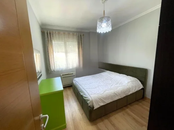 Tirane, jepet me qera apartament 3+1 Kati 4, 130 m² 1.200 € (Liqeni i Thatë)