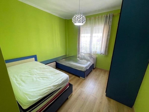 Tirane, jepet me qera apartament 3+1 Kati 4, 130 m² 1.200 € (Liqeni i Thatë)