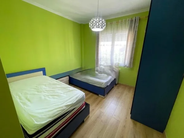 Tirane, jepet me qera apartament 3+1 Kati 4, 130 m² 1.200 € (Liqeni i Thatë)