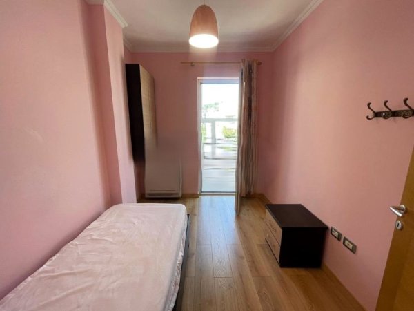 Tirane, jepet me qera apartament 3+1 Kati 4, 130 m² 1.200 € (Liqeni i Thatë)
