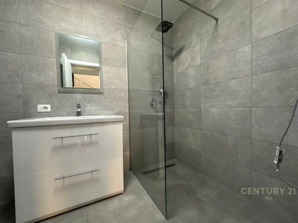 Tirane, jepet me qera Vile 2 Katshe Kati 2, 220 m² 2.500 € (Rezidenca Olive Grove)