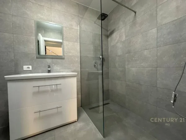 Tirane, jepet me qera Vile 2 Katshe Kati 2, 220 m² 2.500 € (Rezidenca Olive Grove)