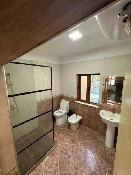 Tirane, jepet me qera apartament 2+1 , 350 € 