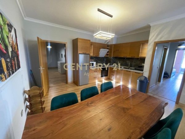 Tirane, jepet me qera apartament 3+1+Aneks+Ballkon Kati 4, 130 m² 1.200 € (Liqeni thate)