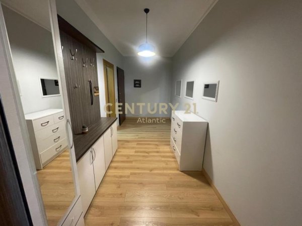 Tirane, jepet me qera apartament 3+1+Aneks+Ballkon Kati 4, 130 m² 1.200 € (Liqeni thate)