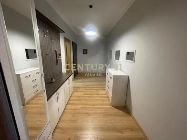 Tirane, jepet me qera apartament 3+1+Aneks+Ballkon Kati 4, 130 m² 1.200 € (Liqeni thate)