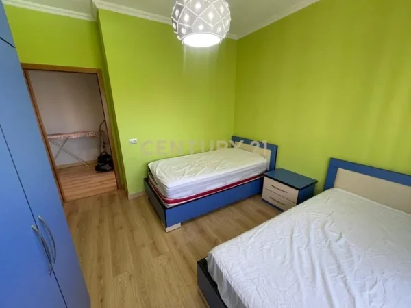 Tirane, jepet me qera apartament 3+1+Aneks+Ballkon Kati 4, 130 m² 1.200 € (Liqeni thate)