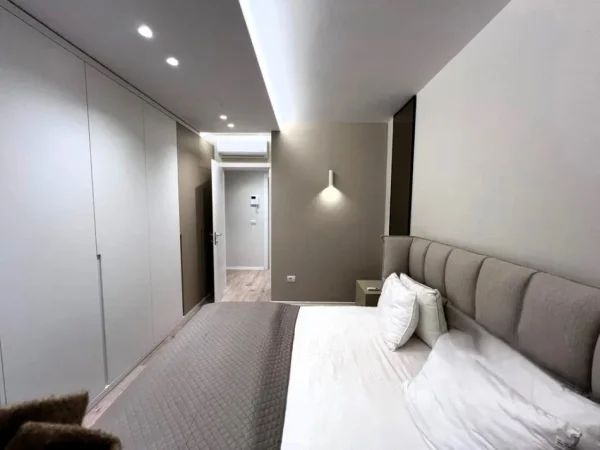 Tirane, jepet me qera apartament 1+1 Kati 3, 77 m² 1.000 € (rrugen e Barrikadave)