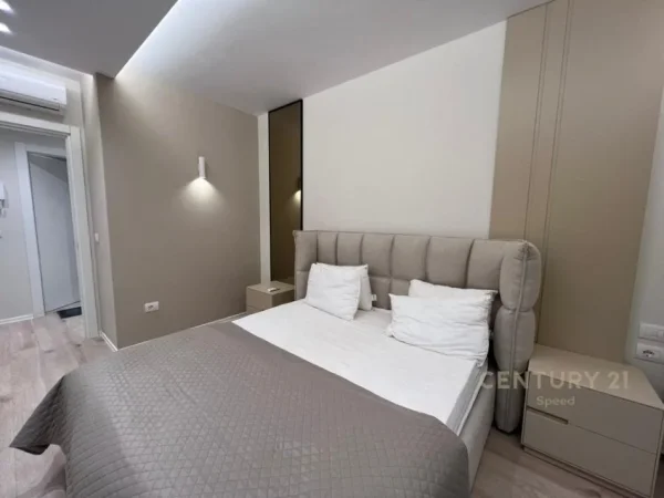 Tirane, jepet me qera apartament 1+1 Kati 3, 77 m² 1.000 € (Rr. Barikadave)