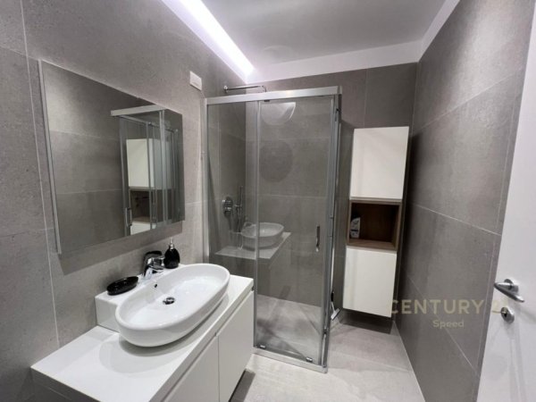 Tirane, jepet me qera apartament 1+1 Kati 3, 77 m² 1.000 € (Rr. Barikadave)