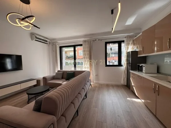 Tirane, jepet me qera apartament 2+1 , 800 € (Kodra e diellit)