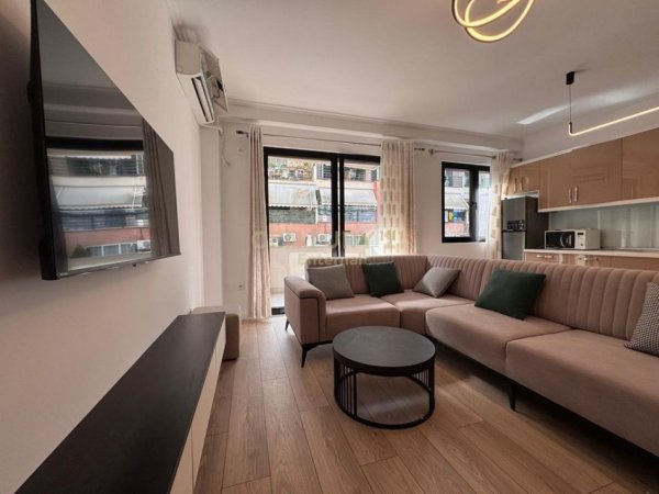 Tirane, jepet me qera apartament 2+1 , 800 € (Kodra e diellit)