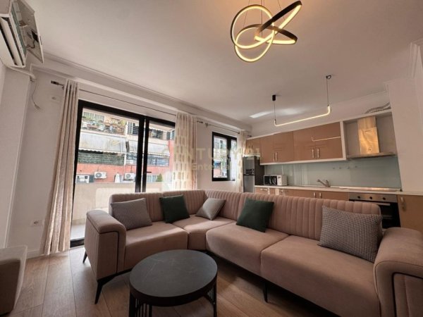 Tirane, jepet me qera apartament 2+1 , 800 € (Kodra e diellit)