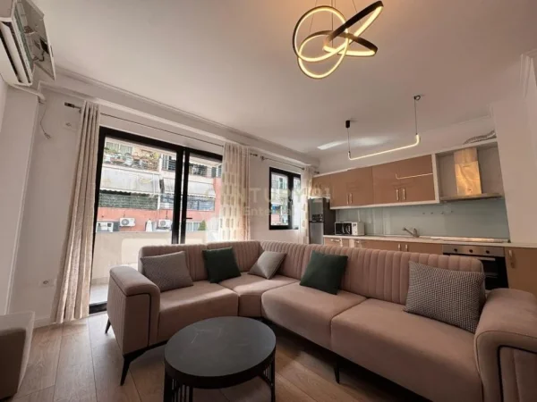 Tirane, jepet me qera apartament 2+1 , 800 € (Kodra e diellit)