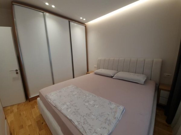 Tirane, jepet me qera apartament 1+1+Ballkon Kati 2, 70 m² 750 € (Rr. E Kavajes prane Garden Building)